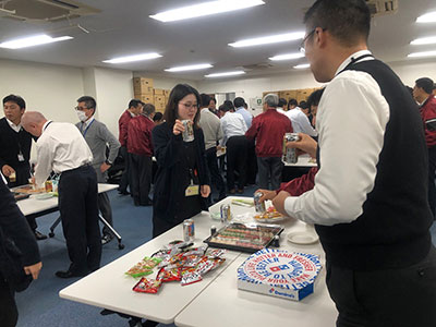 1年の仕事納めは職場ごとに納会を実施し「おつかれさま」と労います（2019）