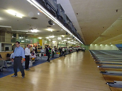 社内ボウリング大会　MNBグループ全員が参加し、予選会より戦いが繰り広げられます（2017）